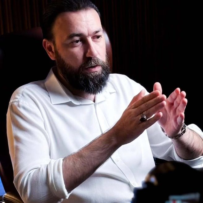 رجل الأعمال العراقي علي رضا علوان يتحدث خلال اجتماع عمل